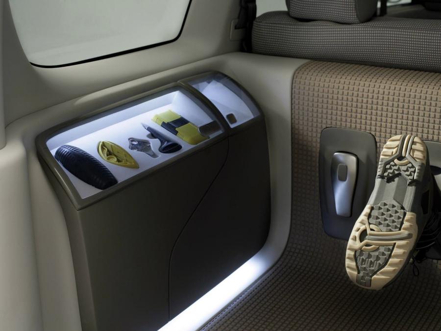Детали интерьера Dacia Logan Steppe Concept 2006 года  (фото 25 из 47)